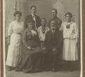Obiteljski portret, poslije 1900., platinotipija, podljepljena kartonom; 16,4 x 10,6 cm, DUM KPM F-133.jpg